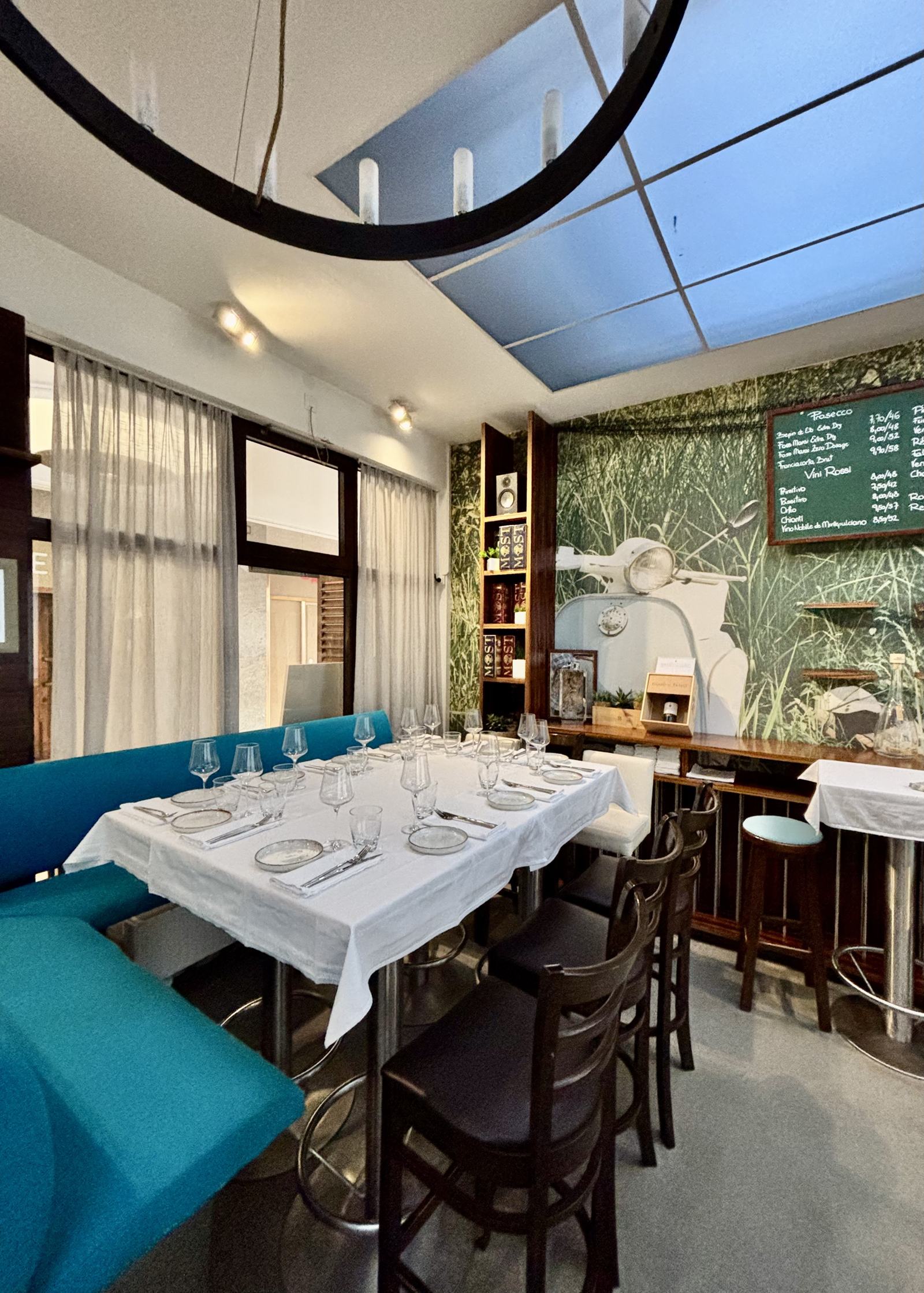 agrodolce Weinbar Wien – gedeckter Tisch mit Weingläsern